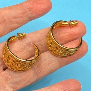 Vtg NAPIER Signed Gold Tone Weave Chunky Hoops Post Style Earrings 1980's 1"